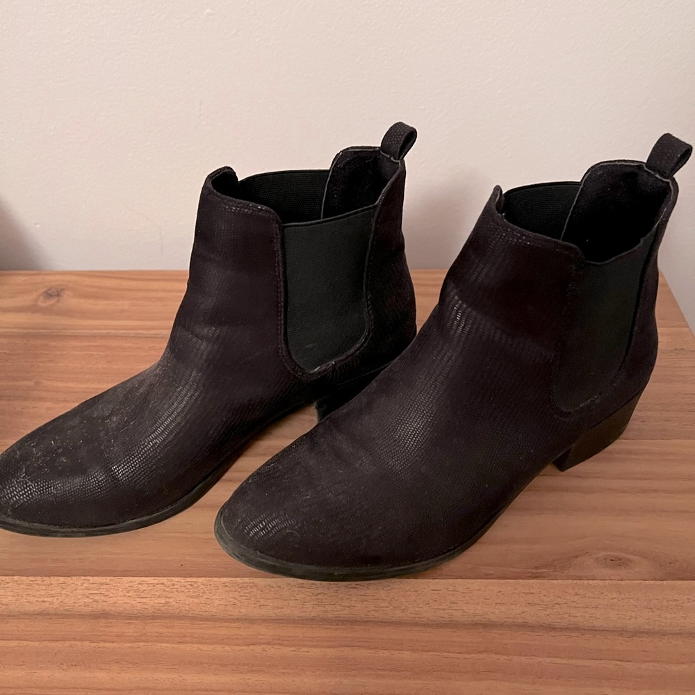 Booties. Great condition. Perfect for fall! Snug fit.